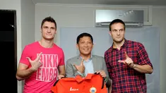 Presiden Persija Jakarta, Ferry Paulus (tengah) berpose bersama Martin Vunk (kanan) dan Yevgeni Kabayev usai penandatanganan kontrak di Jakarta, (9/12/2014). (Liputan6.com/Helmi Fithriansyah)