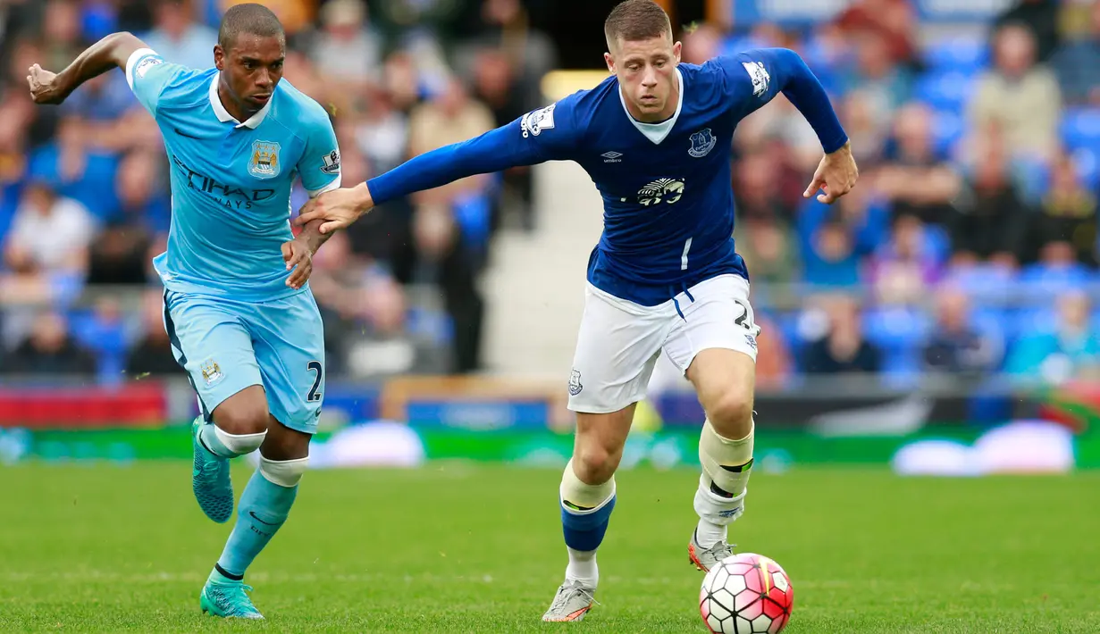 Gelandang Manchester City  Fernandinho (kiri) berebut bola dengan Gelandang Everton Ross Barkley pada pertandingan Liga Premier Inggris di Stadion Goodison Park, Inggris, Minggu (24/8/2015). City berhasil menaklukan Everton 2-0. (Reuters/Jason Cairnduff)