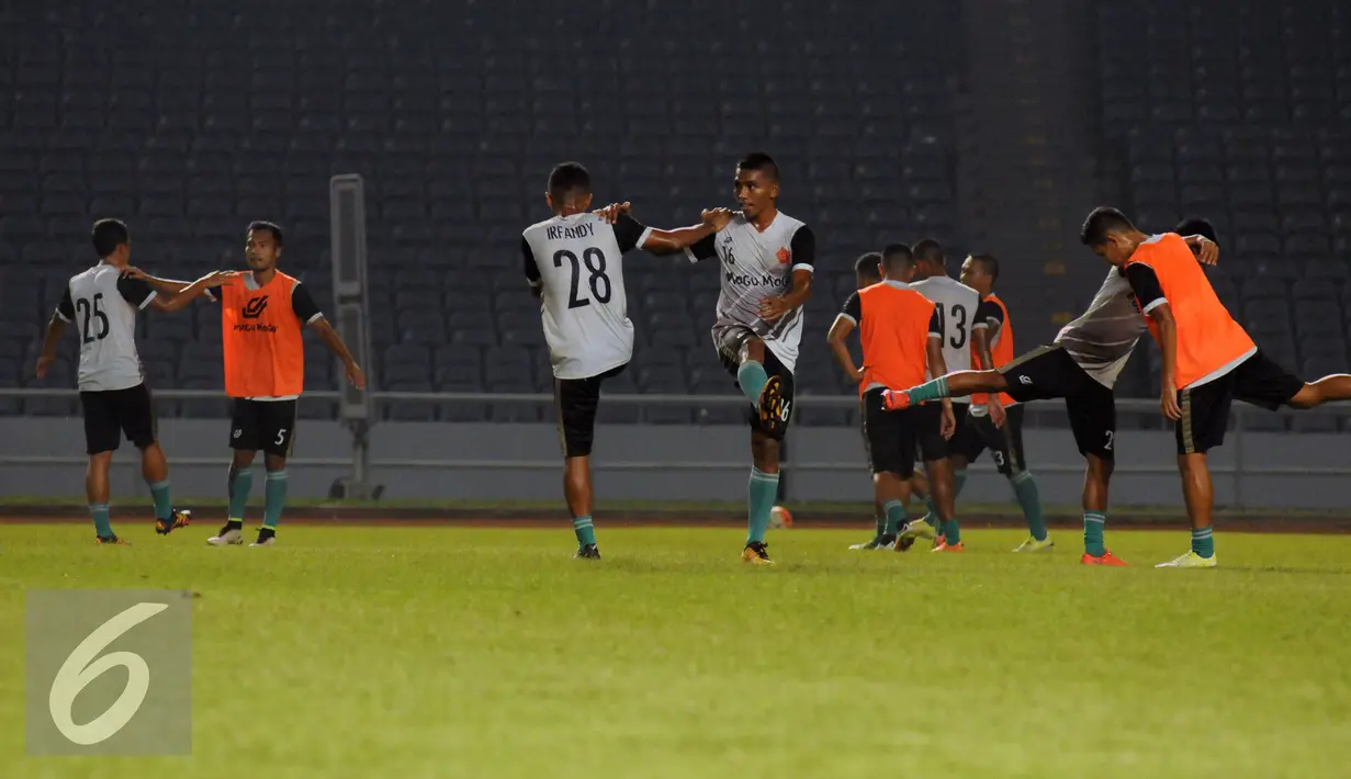 Sejumlah pemain PS TNI melakukan peregangan otot usai latihan di Stadion GBK Jakarta, Kamis (9/6/2016). PS TNI akan melakoni laga melawan Persija di Torabika Soccer Championship presented by IM3 Ooredoo, Jumat (10/6). (Liputan6.com/Helmi Fithriansyah)