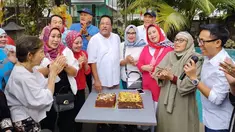 Dalam akun Instagram pribadinya, Rano Karno mengunggah momen saat berkumpul dengan beberapa artis senior. Bahkan, dirinya juga terlihat merayakan ulang tahun yang ke-62. (Liputan6.com/IG/@si.rano)