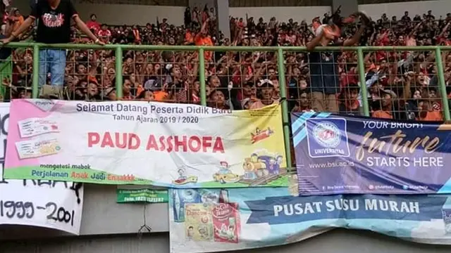 6 Spanduk Nyeleneh di Pertandingan Persija VS PSIS Ini Bikin Salah Fokus