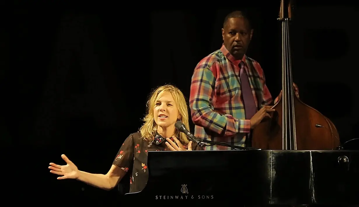 Diana Krall tampil sangat cantik dengan dress berwarna hitam bermotif bunga yang dikenakan pada Prambanan Jazz Festival 2018. (Bambang E.Ros/Bintang.com)