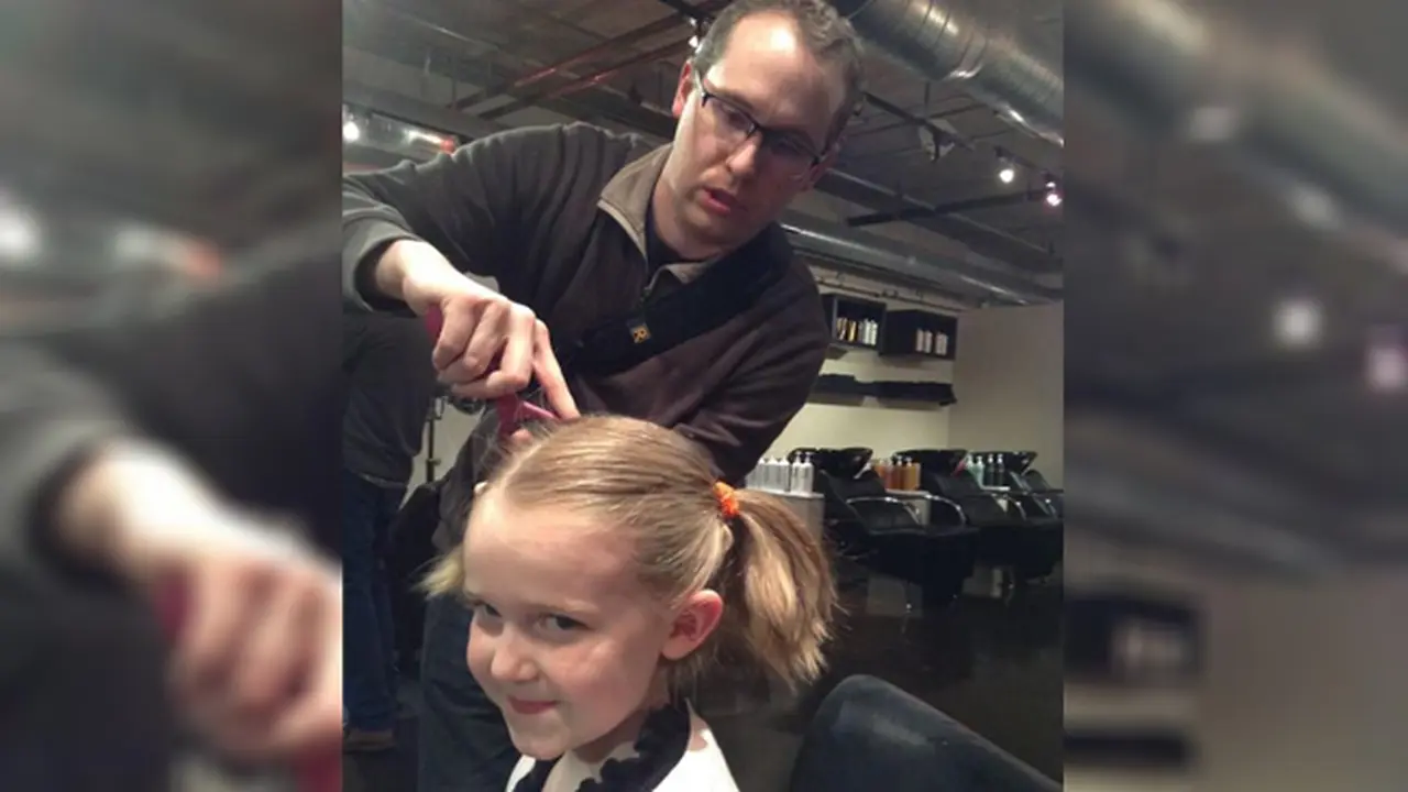 Unik, Kontes Ayah Mengikat Rambut Anak yang Bikin Gugup