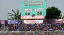 Ribuan suporter tim Maung Bandung memadati sudut tribun Stadion Galuh Ciamis untuk menyaksikan laga antara Persib melawan PSGC, Minggu (10/4/2016). Persib unggul 5-1 atas PSGC. (Liputan6.com/Helmi Fithriansyah)