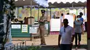 Seorang polisi berjaga di sebuah tempat pemungutan suara dalam pemilihan presiden Sri Lanka di Kolombo pada 21 September 2024. (Ishara S. KODIKARA/AFP)