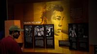 Pengunjung melihat rekam jejak petinju legendaris Muhammad Ali di Muhammad Ali Center, Louisville, Kentucky (5/6). Muhammad Ali Center ini memiliki enam lantai dengan luas 8.988 meter persegi. (AFP PHOTO/Brendan Smialowski)