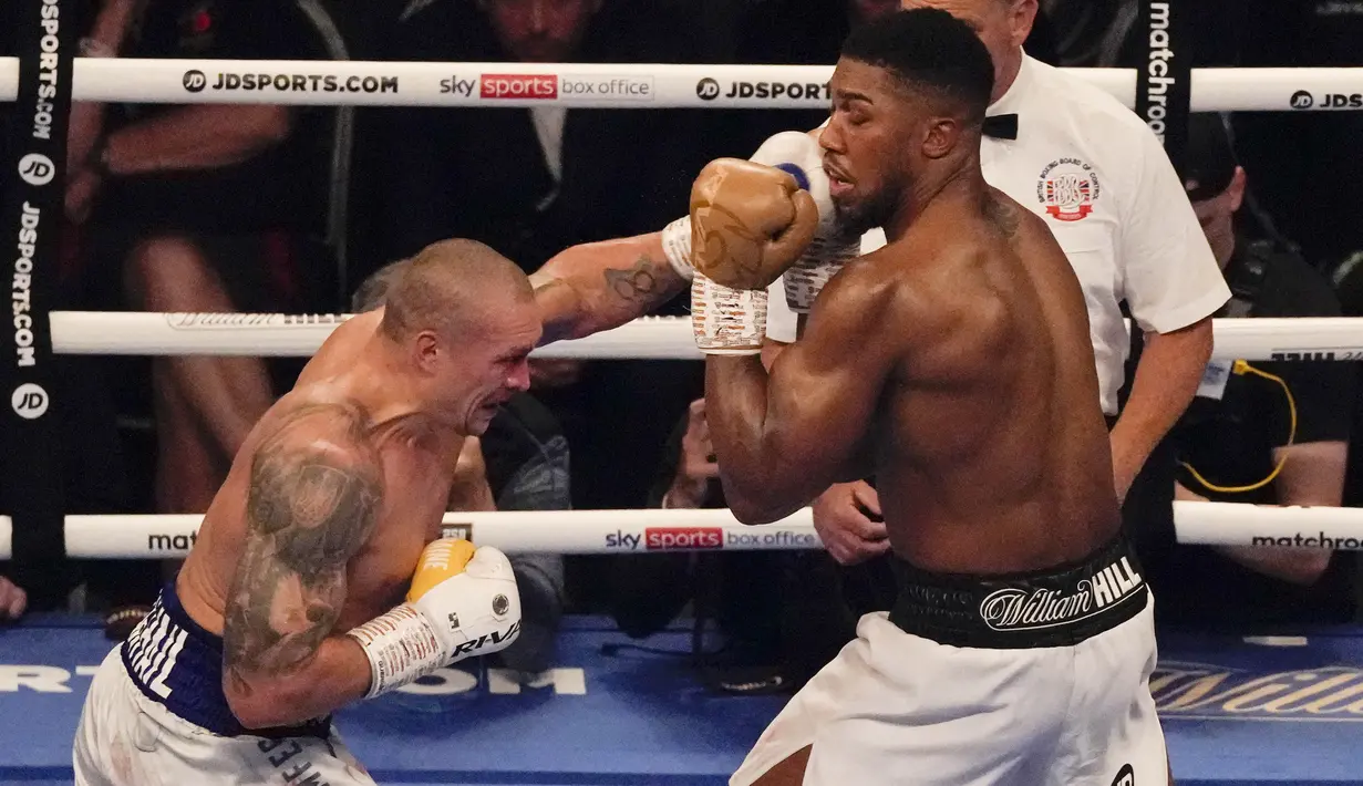 Oleksandr Usyk, yang kalah dalam hal tinggi badan, berat, dan jangkauan, mampu melepaskan pukulan-pukulan yang mendarat lebih telak ketimbang Joshua. (AP/Frank Augstein)