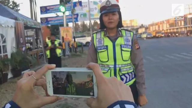Lihat Polwan Cirebon Laporan Langsung Arus Mudik