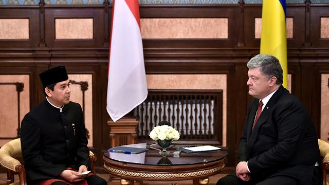 Dubes RI untuk Ukraina Yuddy Chrisnandi saat bertemu empat mata dengan Presiden Ukraina Petro Poroshenko usai proses penyerahan surat kepercayaan di Istana Kepresidenan Kiev (28/11/2017) (KBRI Kiev)