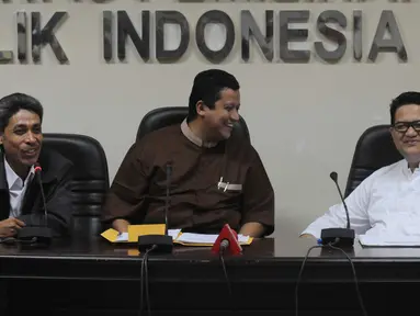 Ketua KPU Husni Kamil Manik (kanan) dan Ketua Bawaslu Muhammad (tengah) saat diskusi publik di Media Center Bawaslu, Jakarta, Jumat (10/6). Diskusi membahas tanggapan dan persiapan teknis penyelenggaraan Pilkada merujuk pada UU (Liputan6.com/Helmi Afandi)