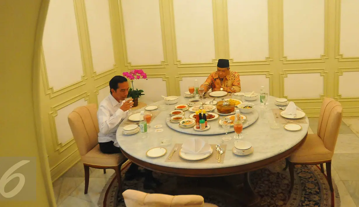 Suasana makan siang Presiden Joko Widodo dan Ketua Umum PBNU, Said Aqil Siradj di Istana Merdeka, Jakarta, Rabu (11/1). Pertemuan ini masih dalam rangka silaturahim kebangsaan yang dilakukan Presiden sejak akhir 2016 lalu. (Liputan6.com/Angga Yuniar)
