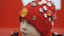 Fans cilik Manchester United dengan topi yang penuh dengan pin tim kesayangannya Setan Merah serius menyaksi laga Piala FA di Old Trafford, (7/1/2017). Setan Merah menang 4-0. (AP/Rui Vieira)