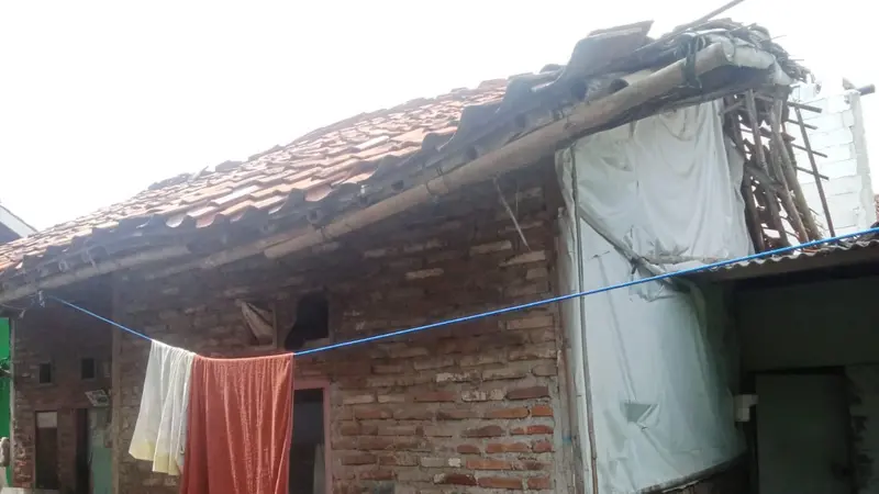 Kondisi rumah nenek Imil di Bekasi yang nyaris roboh