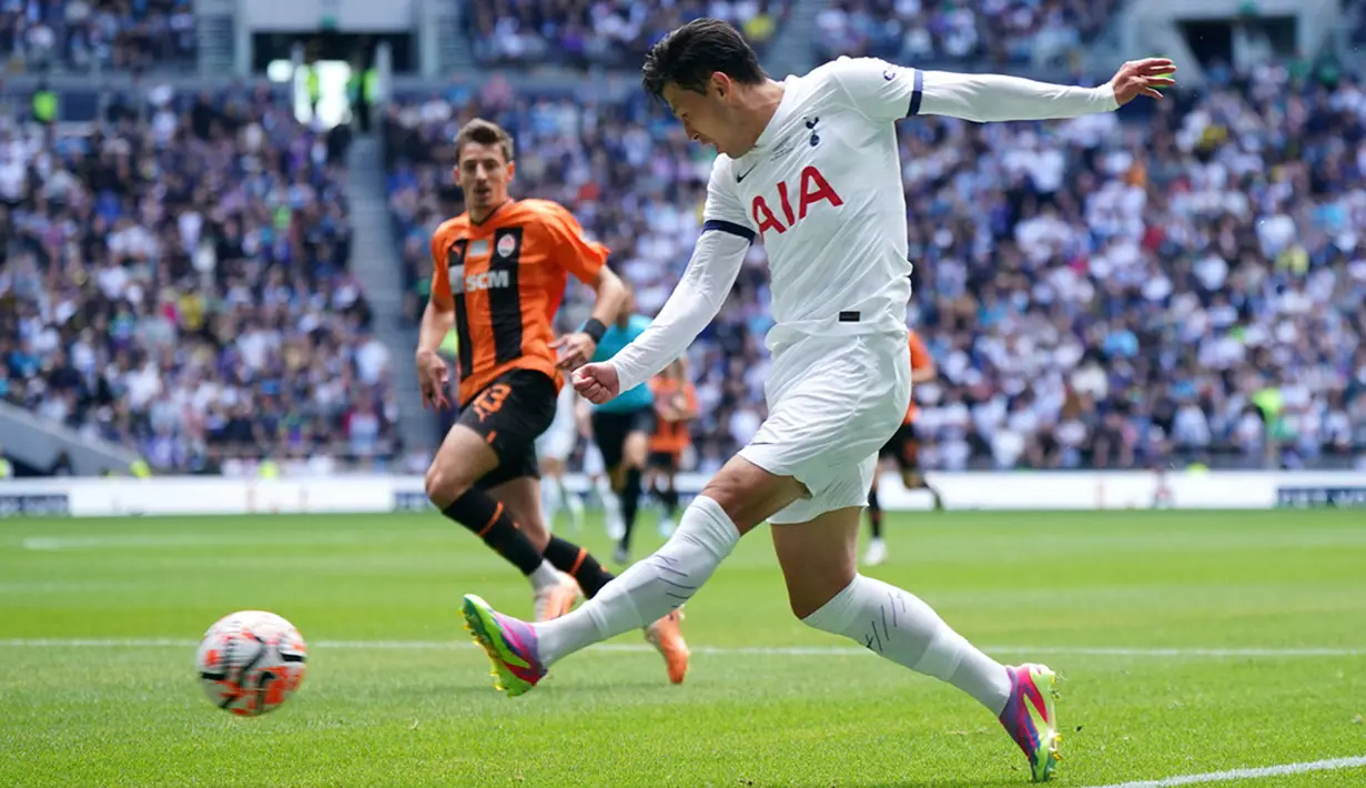 Harry Kane dengan baik mengeksekusi hadiah penalti yang diberikan kepada The Lilywhites. Wasit menunjuk titik putih setelah James Maddison dilanggar. (Yui Mok/PA via AP)