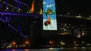 Sebuah tiang di Sydney Harbour Bridge diterangi sebagai bagian dari festival Vivid di Sydney, Australia, Senin, 29 Mei 2023. (AP Photo/Mark Baker)