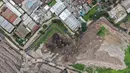 Situasi ini menjadi penanda terjadi krisis dalam pengelolaan sampah di lokasi tersebut. Tampak foto udara menunjukkan tim penyelamat menggunakan alat berat untuk mencari korban longsor di Tempat Pembuangan Sampah Terpadu (TPST) Bantargebang, Kota Bekasi, Jawa Barat, pada Senin 9 Maret 2026. (BAY ISMOYO/AFP)