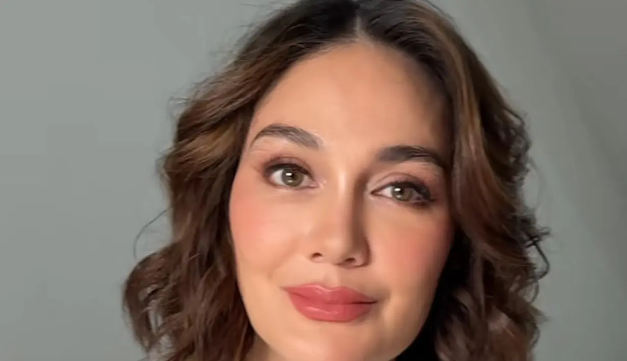 Meski hanya mengenakan kaos putih dan makeup flawless, tampilan Luna Maya cukup effortless di usianya di atas 40an. [@nooibeauty]