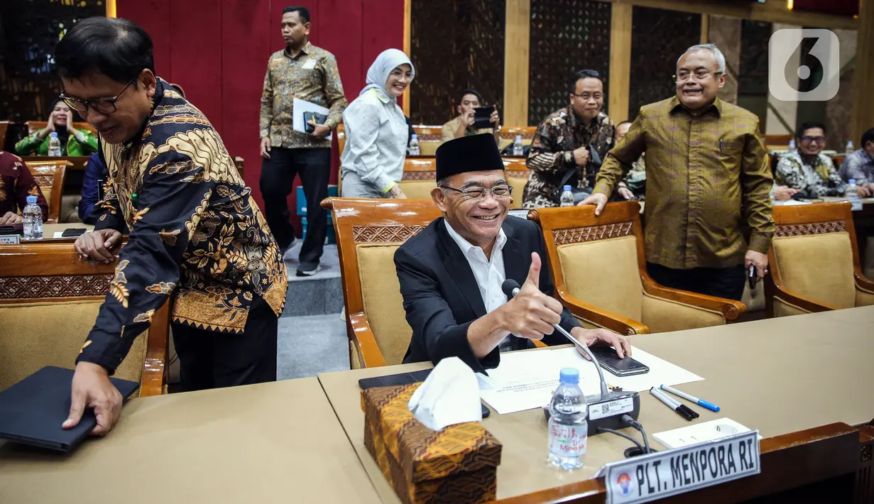 Plt Menpora Muhadjir Effendy mengikuti rapat kerja dengan Komisi X DPR di Kompleks Parlemen, Senayan, Jakarta, Selasa (28/3/2023). (Liputan6.com/Faizal Fanani)