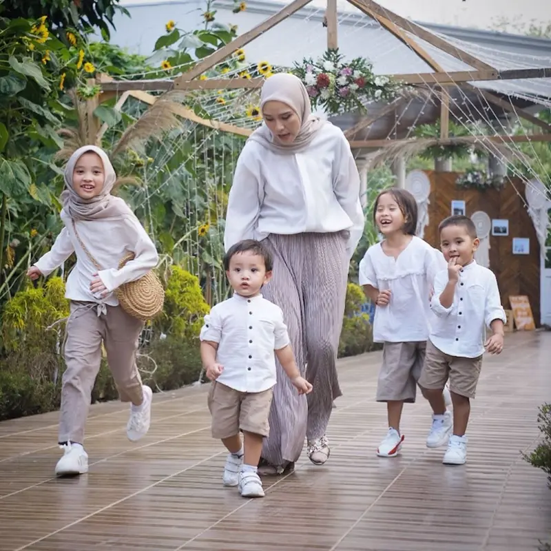 Zaskia Adya Mecca bersama anak-anaknya. (Foto: Dok. Instagram @zaskiadyamecca)