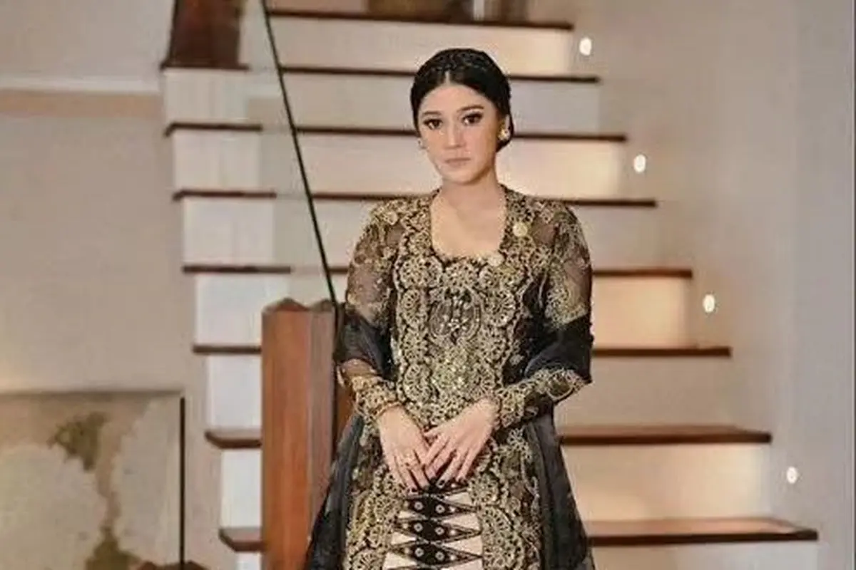 Artis pakai rok dan kebaya