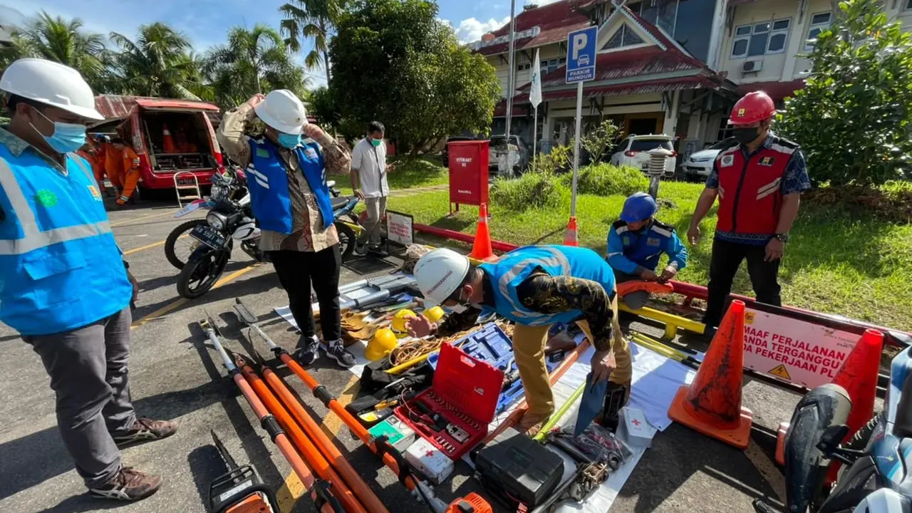 Petugas PLN Singkawang, Kalbar. (Foto: Liputan6.com/Aceng Mukaram)