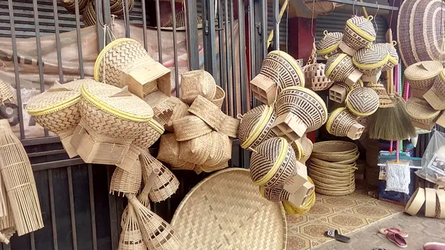 Salah satu pengrajin anyaman bambu di bilangan jalan raya Selaawi, Garut, Jawa Barat