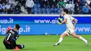 Pemain AC Milan Sandro Tonali (kanan) mencetak gol ke gawang Atalanta pada pertandingan Liga Italia Serie A di Stadion Gewiss, Bergamo, Italia, 3 Oktober 2021. AC Milan menang 3-2 atas Atalanta. (MIGUEL MEDINA/AFP)