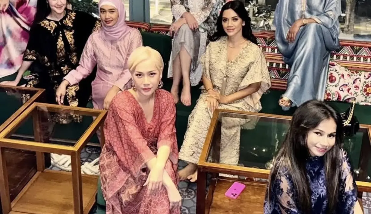 Bunga Citra Lestari mengenakan kaftan warna coral bercorak. [@joyroesma]