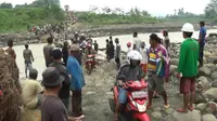 Jembatan darurat Cipamingkis. (Liputan6.com/Achmad Sudarno)