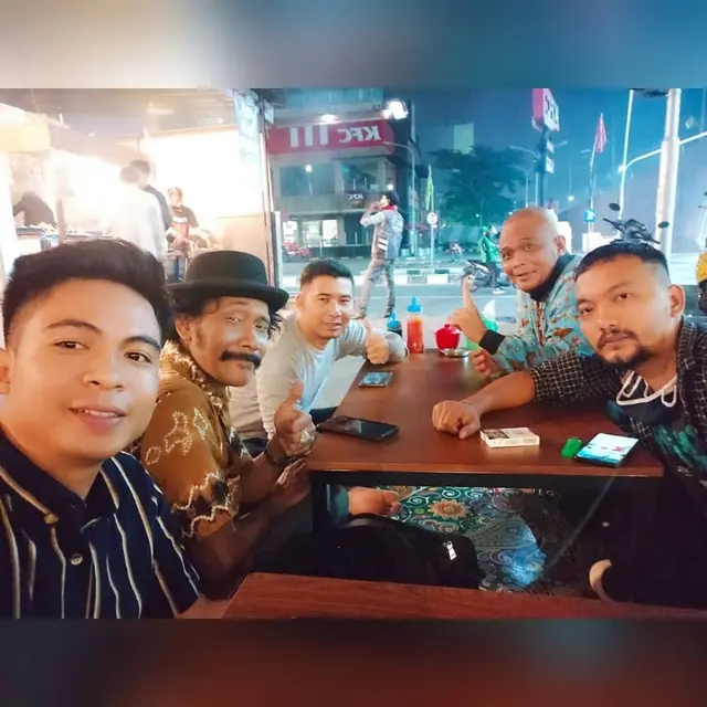 Sang Adik Azani Anak Mendiang Sapri Pantun, Ini 6 Momen Kenangan Dolly dan Kakaknya