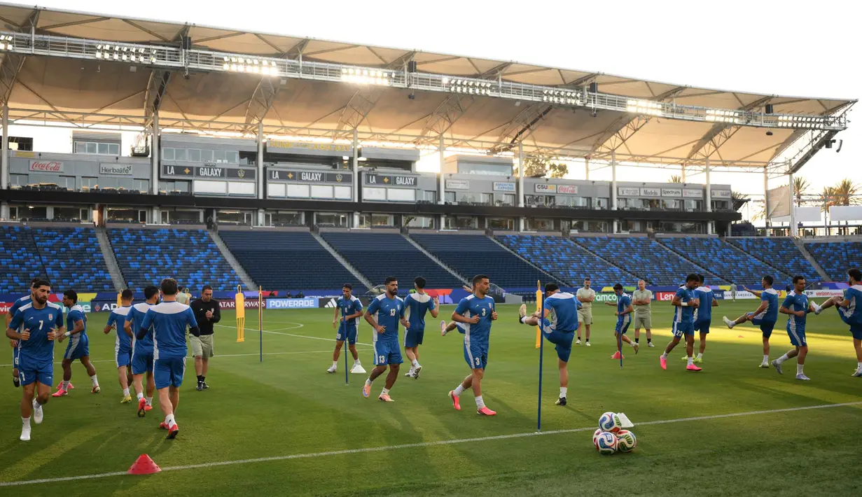 Para pemain Iran mengikuti sesi latihan di Carson Sports Park, California pada Minggu 14 Juni 2026, menjelang pertandingan Grup G Piala Dunia 2026 melawan Selandia Baru. (Patrick T. Fallon/AFP)