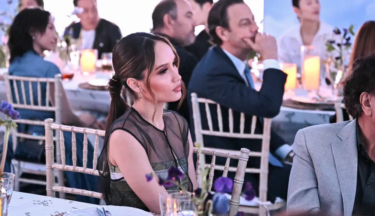 Tampil dengan gaya glamor, pesona Cinta Laura Kiehl tidak kalah dari artis Asia lainnya yang turut hadir [Tory Burch]