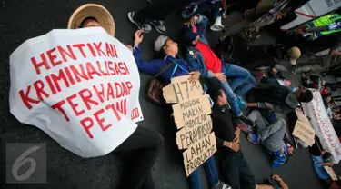 Sejumlah mahasiswa melakukan aksi  tiduran di jalan Malioboro, Yogyakarta, Jateng, Kamis (5/11/2015). Aksi tersebut dilakukan sebagai bentuk penolakan pendirian Bandara di Temon, Kulon Progo. (Boy T Harjanto)