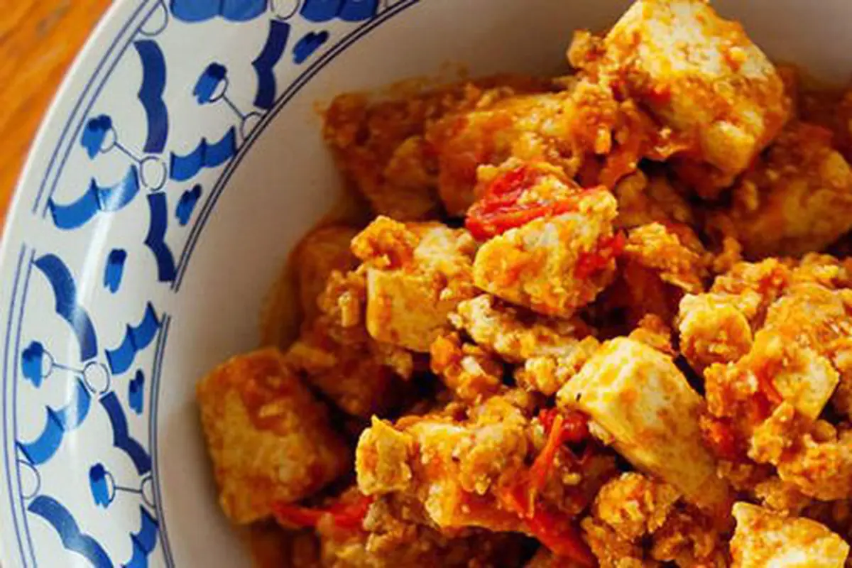 Tumis tahu goreng sambal bawang/copyright SBS.com