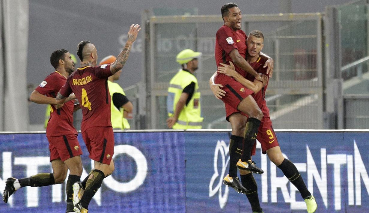 Para pemain AS Roma merayakan gol Edin Dzeko (kanan) saat melawan Inter Milan pada lanjutan Serie A di Olympic Stadium, Roma (26/8/2017). Inter menang 3-1. (AP/Andrew Medichini)