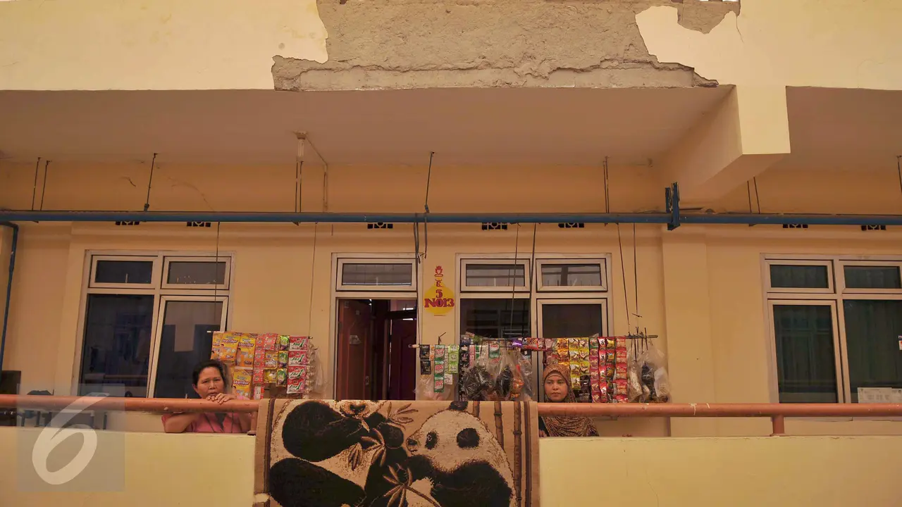 20151023-Miris, Rusun Komarudin Terancam Roboh-Jakarta