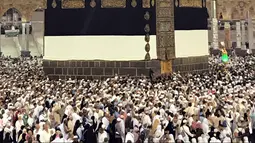 Umat muslim mengelilingi Kabah saat melakukan ibadah haji di Masjidil Haram, Mekah, Arab Saudi (28/8). Ibadah haji merupakan rukun Islam yang kelima, yang wajib dilakukan oleh umat muslim yang mampu. (AP Photo / Khalil Hamra)
