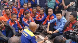 Sopir angkutan berdiskusi dengan Bupati Banyumas, Ahmad Husein saat aksi tolak transportasi online di Purwkerto, Selasa (17/10). Mereka mengeluhkan pendapatan yang menurun sejak keberadaan transportasi online. (Liputan6.com/Pool/ Dimas dan Neto Adrianto)