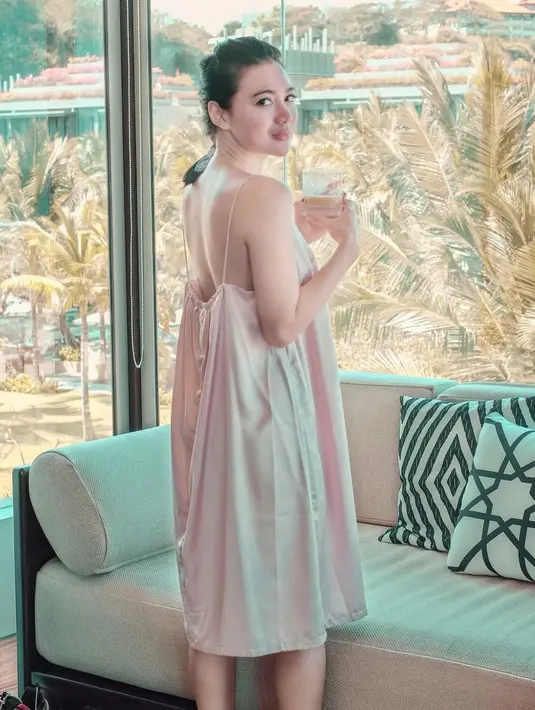 Wika Salim tampak makin menawan saat memakai baju backless begini membuatnya makin memesona. (FOTO: instagram.com/wikasalim)