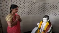 Seorang istri di India membangun sebuah kuil yang dilengkapi dengan patung suaminya untuk memuja dan mendoakannya (dok.YouTube/ANI News)