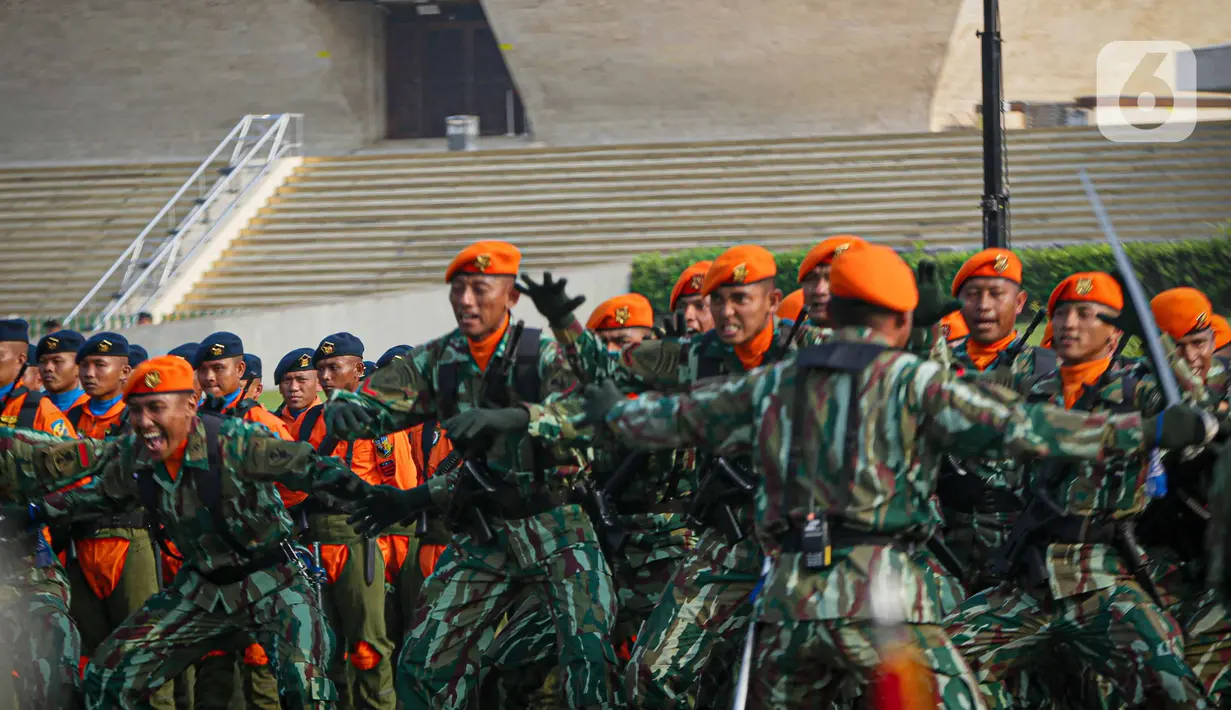 TNI juga menyiapkan atraksi udara yang diawali dengan aksi terjun payung dari 78 prajurit TNI dan anggota Polri. (Liputan6.com/Faizal Fanani)