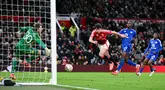 Pemain Manchester United, Harry Maguire, mencetak gol penentu kemenangan ke gawang Leicester City pada laga putaran keempat Piala FA di Stadion Old Trafford, Sabtu, (8/2/2025). (AFP/Oli Scarff)