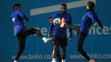 Pemain Barcelona Nelson Semedo (kiri), Samuel Umtiti (tengah) dan Sergi Roberto mengikuti sesi latihan tim di Joan Gamper Sports City di Sant Joan Despi (17/12/2019). Barcelona akan bertanding melawan Real Madrid dalam laga El Clasico di Camp Nou. (AFP/Lluis Gene)