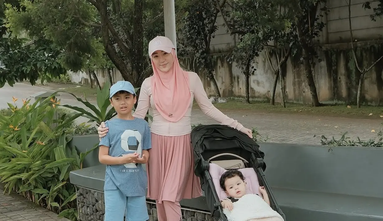 Penampilan Larissa tampak effortless dengan tunik panjang berwarna soft pink yang dipadukan dengan leggings senada. Hijab instan berwarna selaras membuat tampilannya semakin simpel dan nyaman untuk bergerak. Sebagai pelengkap, ia mengenakan topi pastel yang memberikan perlindungan dari sinar matahari sekaligus menambah kesan sporty.  (Liputan6.com/IG/@larissachou)