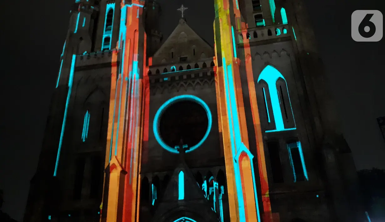 Cahaya warna warni menghiasi Gereja Katedral saat pemutaran video mapping tentang sejarah Kongres Pemuda II , Jakarta, Minggu (27/12/2019). Pemutaran video mapping ini untuk memperingati Hari Sumpah Pemuda ke-91 dan berlangsung hingga 28 Oktober. (Liputan6.com/Helmi Fithriansyah)