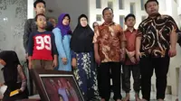 Ayahanda Almarhum Sutopo Purwo Nugroho, Suharsono Harsosaputro Saat Bersama Keluarga di Rumah Duka, Depok, Jawa Barat, Minggu (7/7/2019). (Foto: Ady Anugrahadi/Liputan6.com)