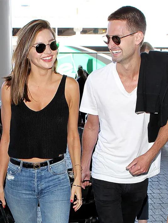 Pertunangan yang diumumkan Miranda pada 20 Juli 2016 juga dihebohkan oleh harga cincin tunangan yang diberikan Evan untuk Miranda, yaitu senilai Rp. 1,9 Miliar. (doc.Hollywoodlife.com)