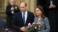 Kate Middleton dan Pangeran William meninggalkan lokasi peringatan Glade of Light di Manchester, Selasa, 10 Mei 2022. (dok. OLI SCARFF / AFP)