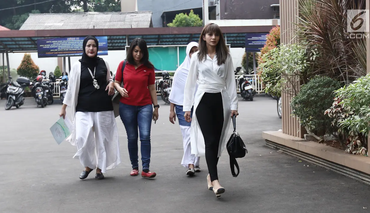 Pemain sinetron Kirana Larasati saat tiba di Pengadilan Agama Jakarta Selatan, Kamis (15/06). Sebelumnya, sidang mediasi yang digelar pada 18 Mei 2017 diketahui gagal dilakukan lantaran ketidakhadiran sang suami. (Liputan6.com/Herman Zakharia)