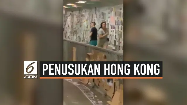 Seorang pria menusuk tiga warga Hong Kong secara membabi buta setelah bertanya soal opini mereka terkait demonstrasi besar yang terjadi.